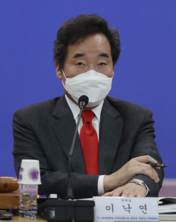 이낙연 민주당 대표가 11일 충북 괴산군청 3층 대회의실에서 '지역상생을 위한 지역균형뉴딜 충청권 현장 최고위원회'를 진행하고 있다. 연합뉴스